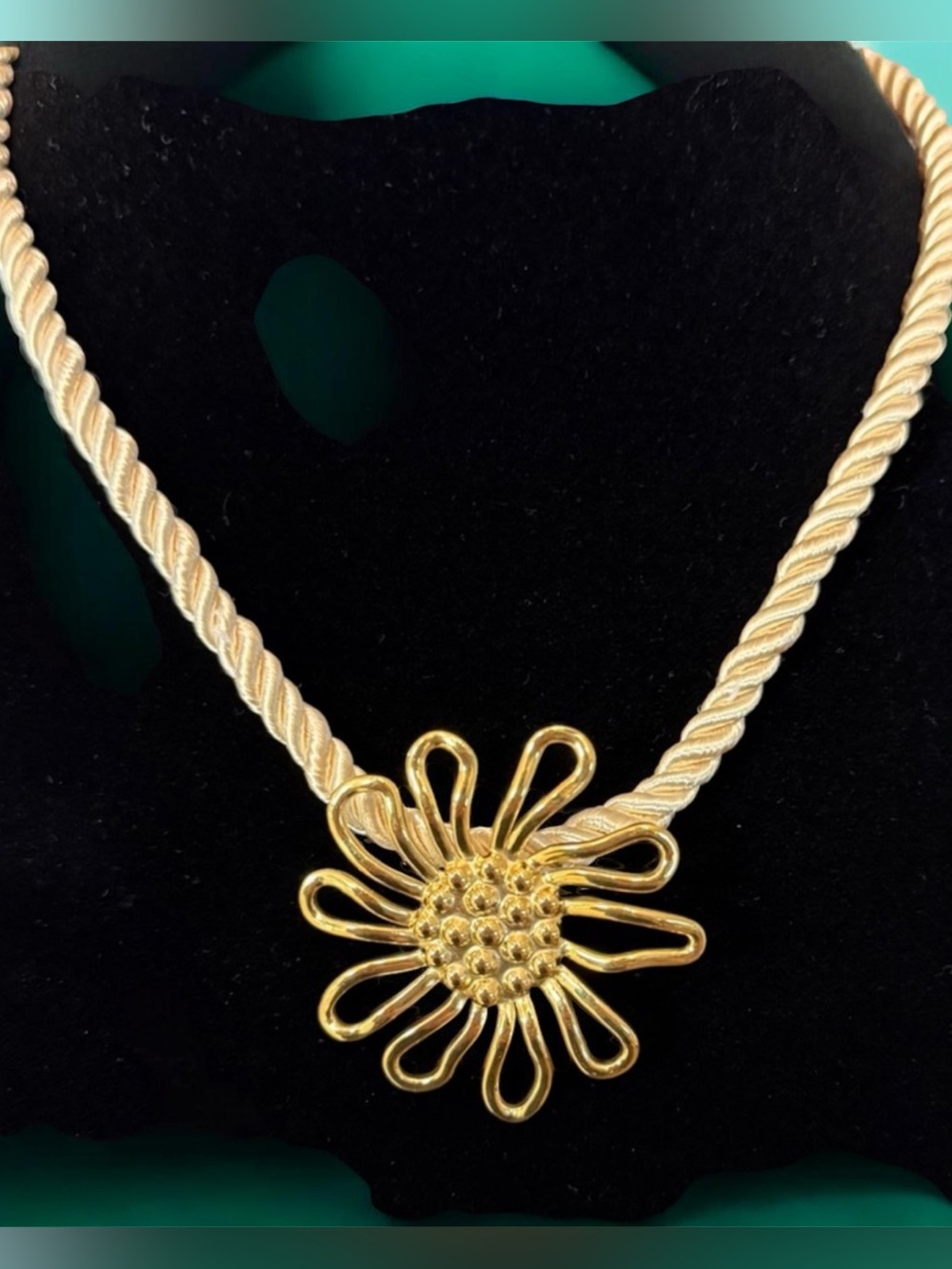 Gorgeous Gold Twisted Rope Flower Pendant Necklace